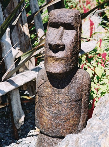 Akahanga (No Hat) in Ancient Stone